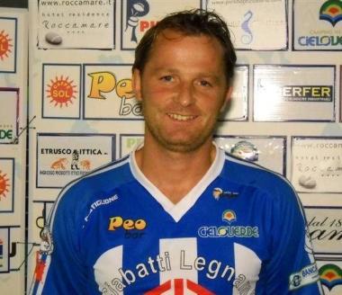 <b>BANDIERA.</b> Marcello Martelli in posa e in partita 