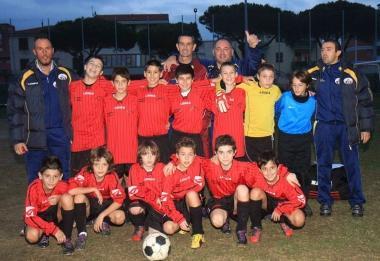 <strong>BABY BOOM. </strong>Sopra la squadra Esordienti, a sinistra un gruppo dei Piccoli Amici 2004 e l’ingresso dello storico campo in P.Ferrucci