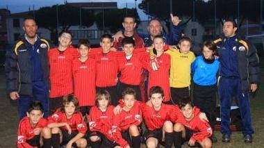 <strong>BABY BOOM. </strong>Sopra la squadra Esordienti, a sinistra un gruppo dei Piccoli Amici 2004 e l’ingresso dello storico campo in P.Ferrucci