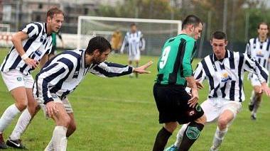 Il neroverde D’Ambrosio controllato da molti avversari