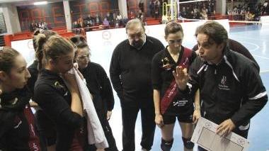 Federico Fiaschi mentre dà disposizioni alle ragazze durante un tie break