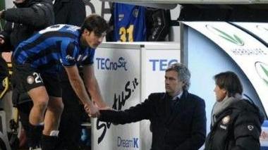 <b>CON LA BENEDIZIONE DEL «MOU».</b> La stretta di mano col grande Mourinho al debutto in Coppa Italia con la maglia dell’Inter <b>DI CORSA CON GARGANO.</b> Donati ingaggia una volata col centrocampista del Napoli