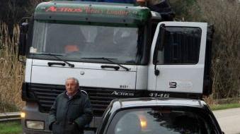 Uno dei camion bloccati in via della Valle Benedetta