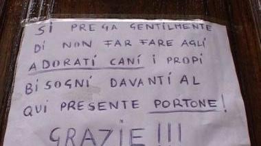 Cartelli di “diffida” sulle porte e spazzatura in strada