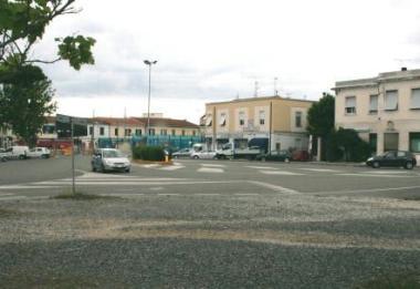 La discarica di Scapigliato e, a destra, piazza della Repubblica    