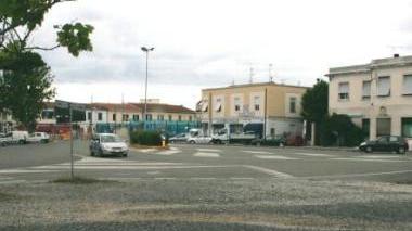 La discarica di Scapigliato e, a destra, piazza della Repubblica