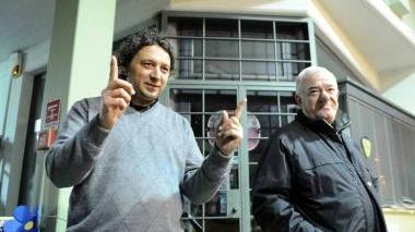 Sopra il foro nella stampante provocato dallo sparo a sinistra il titolare del ristorante indica la lunghezza del fucile che avevano i banditi, a destra l’area di servizio presa d’assalto dai rapinatori