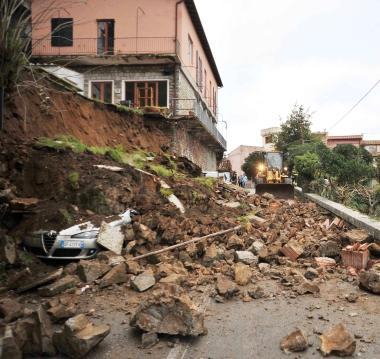 Le immagine della frana sulla strada provinciale di Poggio 