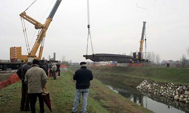 Due momenti della posa in opera del ponte sul Pescia 