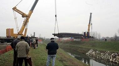 Due momenti della posa in opera del ponte sul Pescia