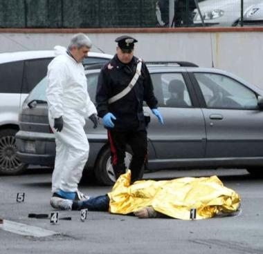 <b>LA TRAGEDIA.</b> Sotto il lenzuolo il corpo di Andrea Giacomelli ucciso con sette colpi di pistola       
