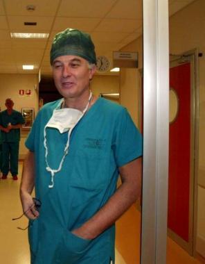 Il dottor Mario Spinelli in corsia dopo un intervento
