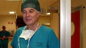 Il dottor Mario Spinelli in corsia dopo un intervento