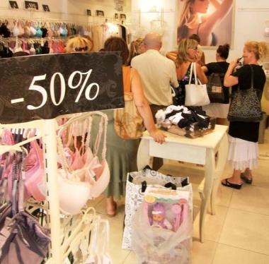 Saldi in un negozio, sotto Adeanna Grilli 