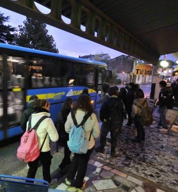 Ragazzi in attesa alla fermata del bus   