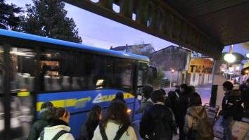 Ragazzi in attesa alla fermata del bus