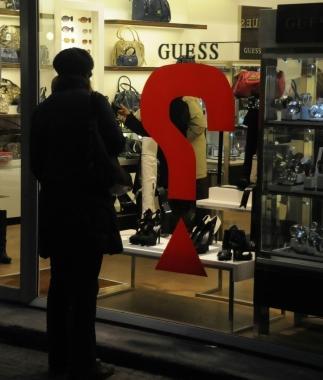 Uno dei tanti negozi del centro storico dove sono comparsi negli ultimi giorni punti interrogativi sulle vetrine 