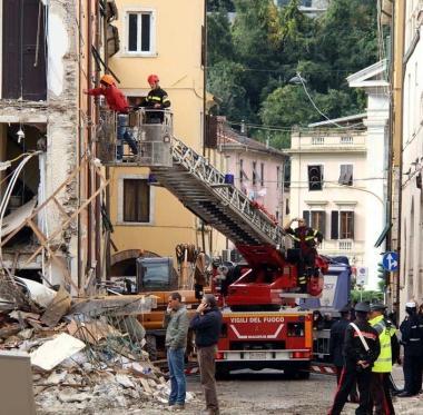 Sopra una immagine del crollo di via Carriona e il giudice del Tribunale di Massa Failla 