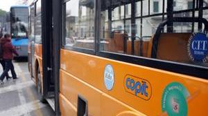 Meno autobus e biglietti più cari
