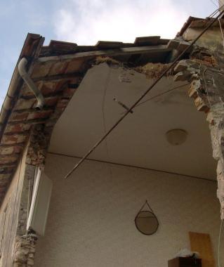 <b>SCHIANTO.</b> Alcune drammatiche immagini del grosso Tir che ha distrutto la casa    
