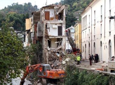 Sopra il sindaco Angelo Zubbani a fianco il crollo della casa al Carrione simbolo di un anno difficile per Carrara e tutta la provincia 