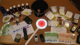 OPERAZIONE ANTIDROGA La sostanza stupefacente, il denaro, i telefonini sequestrati dalla squadra mobile