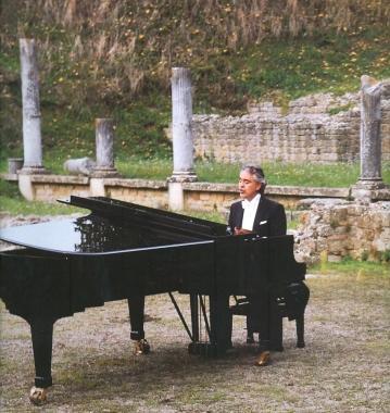 Il tenore Andrea Bocelli al pianoforte immerso nel paesaggio della sua terra in Alta Valdera