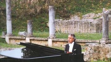 Il tenore Andrea Bocelli al pianoforte immerso nel paesaggio della sua terra in Alta Valdera