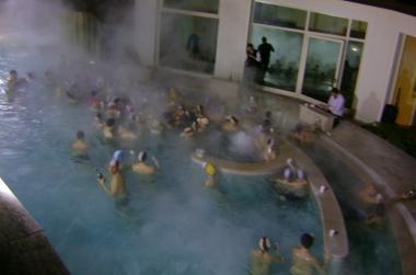 Il brindisi nella piscina delle terme 