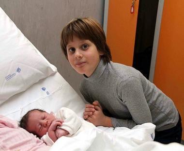 Giulia Grassini col fratellino Andrea e, a destra la piccola Waim con la sua famiglia 