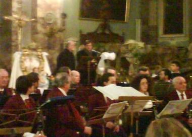 <b>LAFFIDO </b>Sullo sfondo don Zecca e il sindaco che tiene in mano la statua del bambinello prima del concerto 