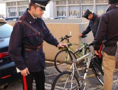 I carabinieri con le bici rubate