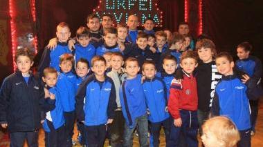 E per brindare alle feste tutte le squadre vanno al circo