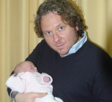 Zoe in braccio al padre Paolo Iacopini      