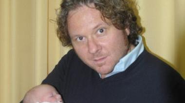 Zoe in braccio al padre Paolo Iacopini