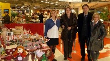 Un momento del mercatino natalizio, con la visita dell’assessore Lia Burgalassi