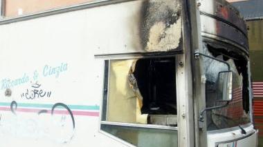 Il furgone distrutto dalle fiamme