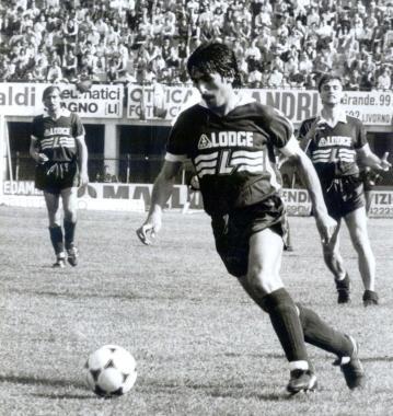 <b>AL CROSS. </b>Paolo Tognarelli in maglia amaranto mentre carica il suo sinistro per il cross 