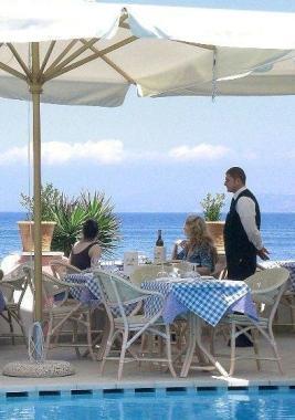 Alcuni lavoratori sono assunti in bar e locali solo per lestate   