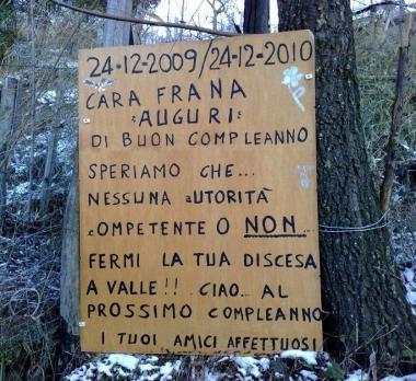 Uno dei cartelli degli zeraschi sulle frane contro i politici  