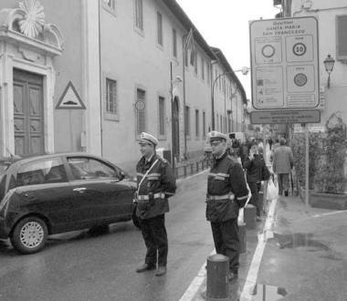 Vigili urbani sorvegliano un varco elettronico della ztl 
