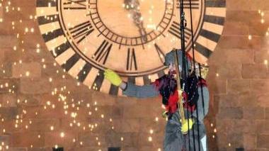 La Befana scende dal campanile di piazza del Duomo