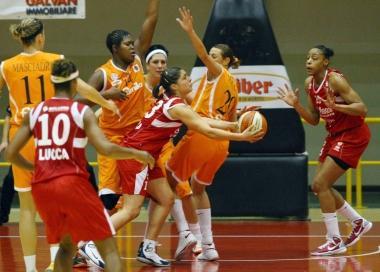 Andrade, Bagnara e Hampton in azione con la maglia di Ducato a Schio; sotto la play Soli  