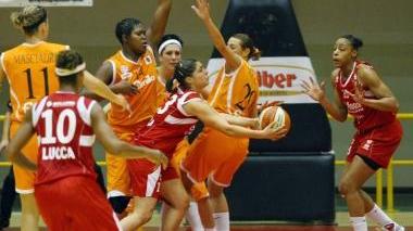 Andrade, Bagnara e Hampton in azione con la maglia di Ducato a Schio; sotto la play Soli