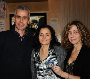 Gina Nesti insieme a Daniele Nerli premia Immacolata Izzo 