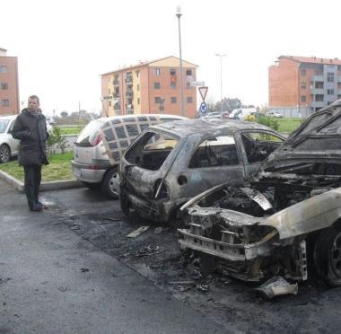 Le auto incendiate nel quartiere di Santa Maria a San Frediano a Settimo 