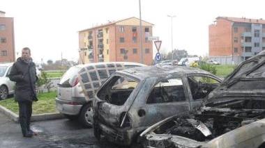Le auto incendiate nel quartiere di Santa Maria a San Frediano a Settimo
