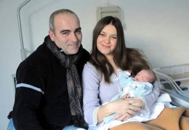 Il piccolo Alessandro con i genitori 
