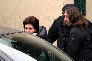 Rita Castaldo mentre sale sullauto dei carabinieri e sotto lex marito Antonio Silvestro    