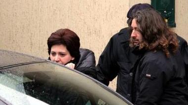 Rita Castaldo mentre sale sull’auto dei carabinieri e sotto l’ex marito Antonio Silvestro